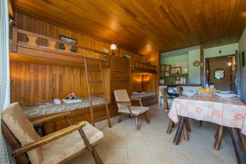 Pokój z łóżkiem piętrowym, stołem i krzesłami w obiekcie Résidence Grands Montets 110 - Happy Rentals w Chamonix-Mont-Blanc