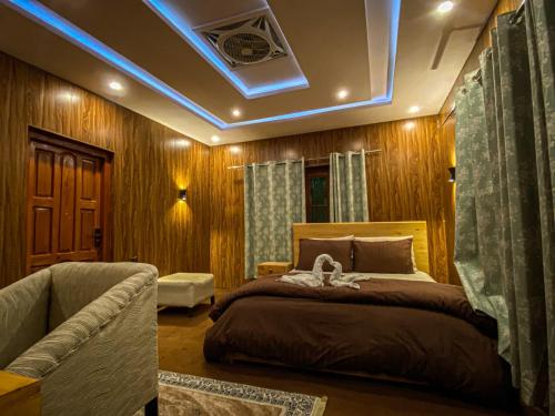 um quarto com uma cama e um sofá em Biafo House em Skardu