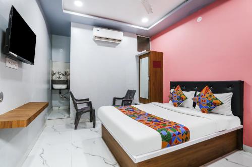 um quarto de hotel com uma cama e uma televisão em FabHotel Carnival I em Aurangabad