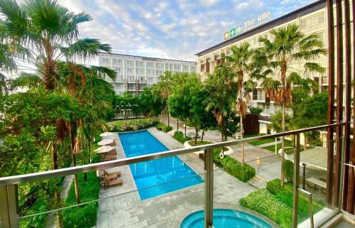 Vom Balkon eines Hotels genießen Sie Poolblick. in der Unterkunft The Idle Hotel and Residence in Pathum Thani
