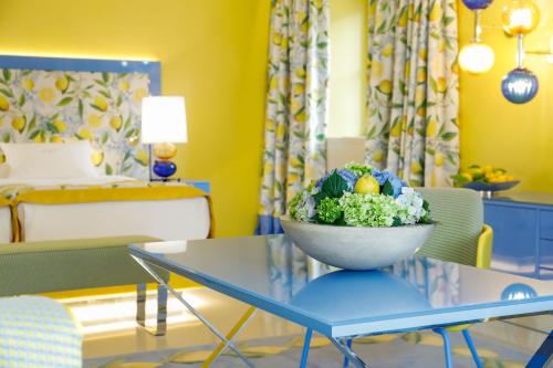 スティヴァンにあるHotel Lemongarden - Adults Onlyのテーブルとフルーツの盛り合わせが備わる部屋