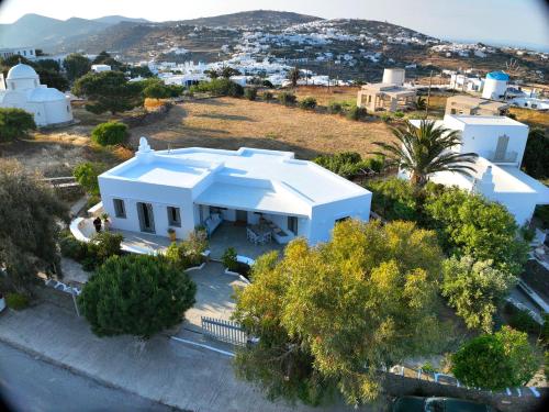 uma vista aérea de uma casa branca em Villa Arades Sifnos with Private Pool em Apollonia