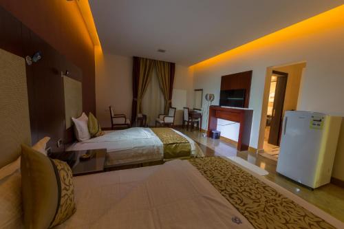 Un pat sau paturi într-o cameră la Raoum Inn Sakaka