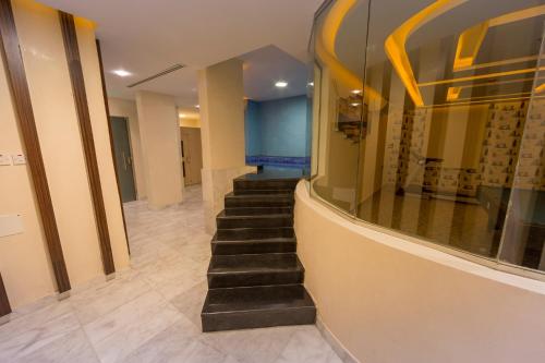 a staircase in a building with a glass window at رؤوم ان للشقق الفندقية- Raoum Inn Hotel Apartments-Sakaka in Sakakah
