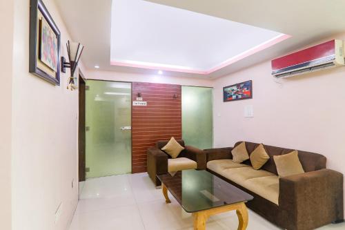 Ruang duduk di FabHotel Royal Ville