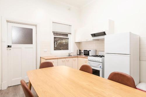 Η κουζίνα ή μικρή κουζίνα στο Bayview Family Apartments Glenelg