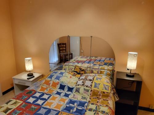 two beds in a room with two lamps on tables at Au coeur des Angles in Les Angles