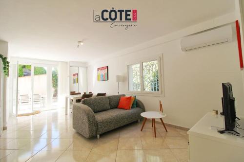 un salon avec un canapé et une télévision dans l'établissement Picasso, à Sausset-les-Pins