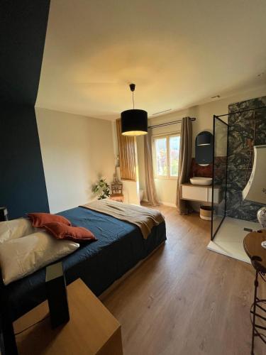 une chambre avec un grand lit et une fenêtre dans l'établissement Magnifique! Idéal!, à Grosseto-Prugna