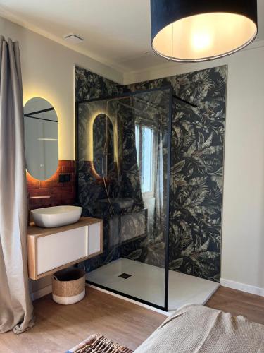 une salle de bain avec un lavabo et un miroir dans l'établissement Magnifique! Idéal!, à Grosseto-Prugna