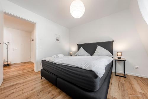 a bedroom with a large bed with a black headboard at XXL Design-Appartement Artdesign - 8 Pers - nähe Speyer Mannheim Heidelberg in Hockenheim