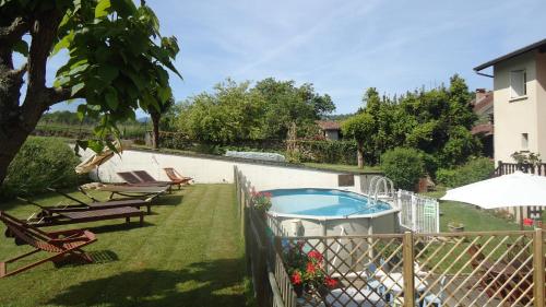 une cour arrière avec une piscine et une maison dans l'établissement La Maison Famille, à Durban-sur-Arize
