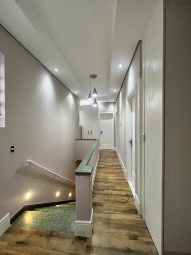 a hallway with a swimming pool in a house at Casa Santos Piscina e Praia in Santos