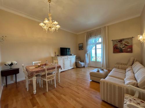 un salon avec une table et un canapé dans l'établissement Vaste 2 pièces raffiné vue mer MENTON CENTRE, à Menton