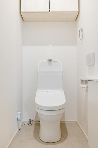 a bathroom with a white toilet in a room at 104号室 海の見えるシェアハウスRoopt Hayama Collective Houseの一室 in Hayama