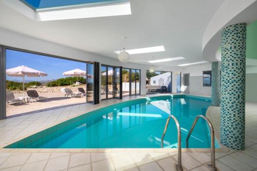 สระว่ายน้ำที่อยู่ใกล้ ๆ หรือใน Rhodes Kallithea Villa - Zafira Private Pool Gem