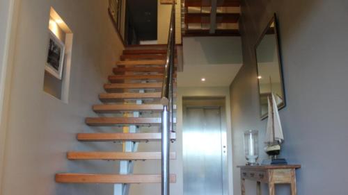 eine Treppe in einem Haus mit Holzflächen in der Unterkunft Immaculate 'majestic Views' in Hawks Nest
