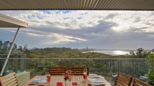 ein Esszimmer mit Blick auf das Meer in der Unterkunft Immaculate 'majestic Views' in Hawks Nest