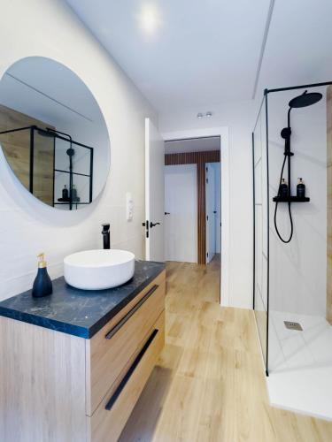 a bathroom with a sink and a mirror at Apartamento TriBeCa Centro III in Albacete