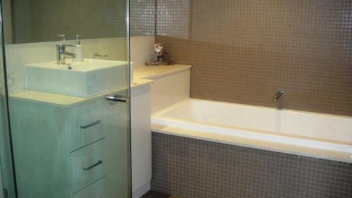 Ein Badezimmer in der Unterkunft Immaculate 'majestic Views'