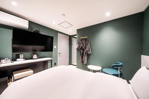 a bedroom with a large bed and a green wall at Hotel May Yongsan in Seoul