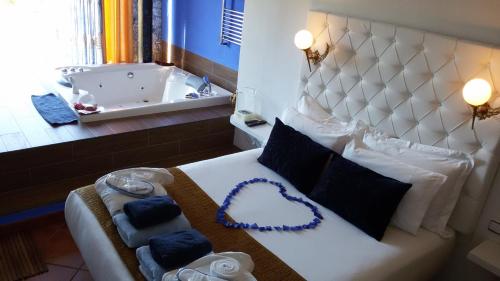 a bedroom with a bed with a bath tub and a bed sidx sidx sidx sidx at Suite Rural Carenas in Carenas