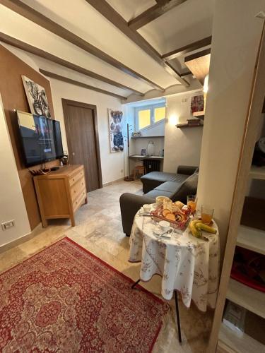 un salon avec une table et un canapé dans l'établissement Superbe studio entièrement équipée à 1min de la mer à pieds. Menton CENTRE, à Menton