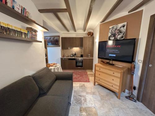 un salon avec un canapé et une télévision à écran plat dans l'établissement Superbe studio entièrement équipée à 1min de la mer à pieds. Menton CENTRE, à Menton