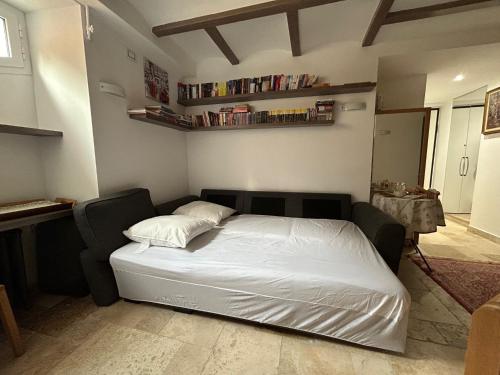 une chambre avec un lit blanc dans une pièce dans l'établissement Superbe studio entièrement équipée à 1min de la mer à pieds. Menton CENTRE, à Menton