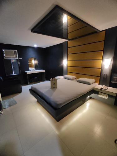 Un dormitorio con una cama grande con luces. en Halina Hotel, en Manila