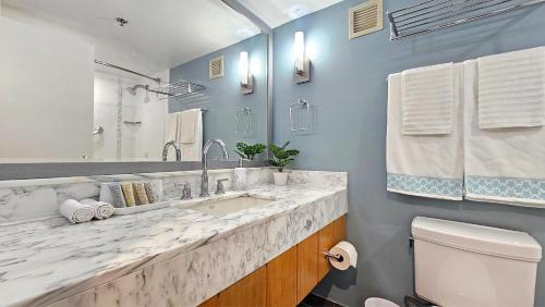 een badkamer met een wastafel en een toilet bij Ocean View Room at a resort in Honolulu