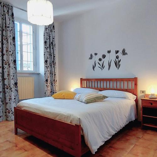 a bedroom with a bed with flowers on the wall at Alloggio panoramico in Caprarola
