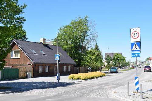 uma casa ao lado de uma rua sem sinal de estacionamento em 36 Posti em Haapsalu
