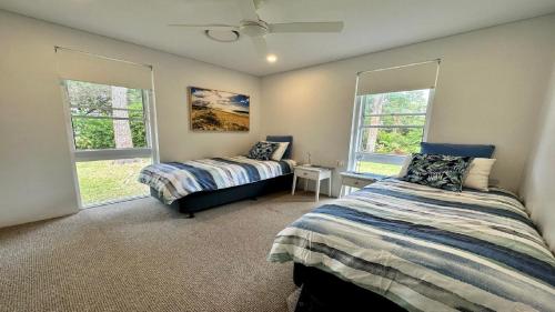 Una cama o camas en una habitación de Quiet Cul - De - Sac Oasis