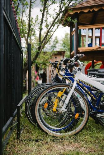 a group of bikes parked next to a fence at Riverside • cabine in Gălăuţaş