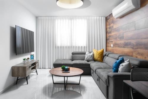 אורה דירות אירוח - 6011 - דירות נופש איכותיות במרחק הליכה מהים - יש מקלט!