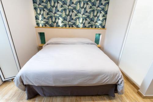 a bed in a small room with a wallpaper at B&B Sylvie in Sora