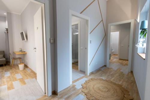 a hallway with white walls and wooden flooring at B&B Sylvie in Sora