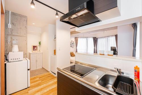 una cucina con lavello e frigorifero di Zaito Tokyo East Mukojima APT a Tokyo