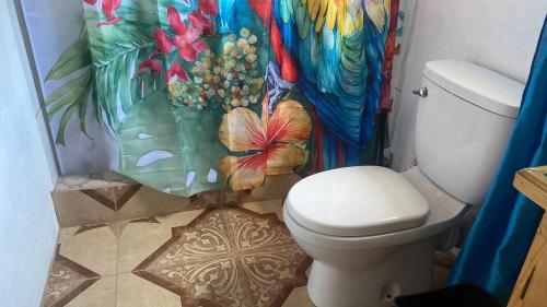 AshtonCool Breeze Suites的带马桶和浴帘的浴室
