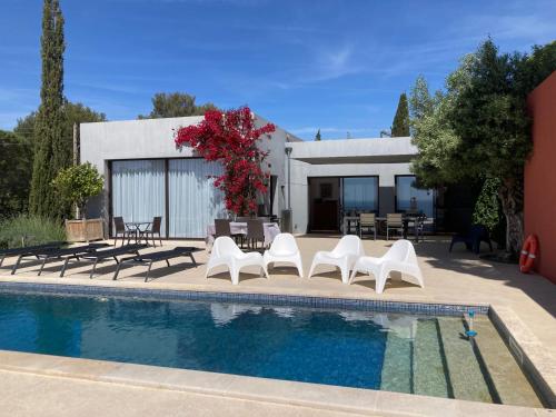 une villa avec une piscine, des chaises et une maison dans l'établissement Villa Vue Mer, à Sainte-Maxime