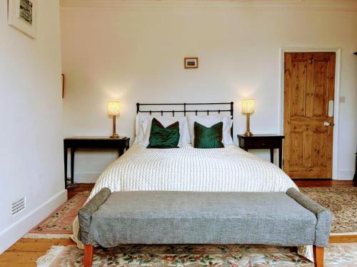 sypialnia z dużym łóżkiem z zielonymi poduszkami w obiekcie Large Sunny King-Size En-Suite w mieście Hastings