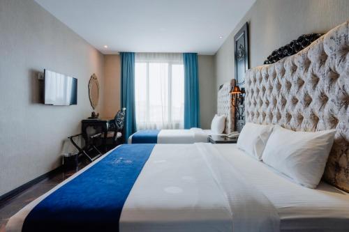 Cette chambre comprend un grand lit et une fenêtre. dans l'établissement Midori Concept Hotel, à Johor Bahru