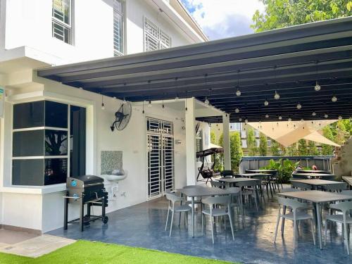 ウル・ティラムにあるHeliconia Design Home With Pool BBQ KTV JB AEON Tebrauのパティオ(テーブル、椅子、グリル付)