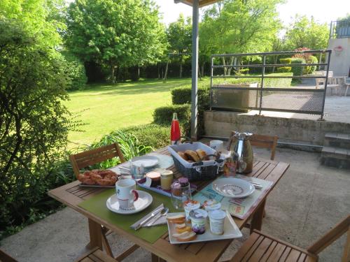 - une table de pique-nique avec un panier de nourriture dans l'établissement la linoterie, à Colembert