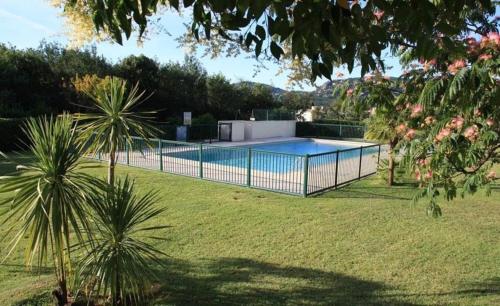 une clôture autour d'une piscine dans une cour dans l'établissement appartement - Mandelieu-la-Napoule, à Mandelieu-la-Napoule