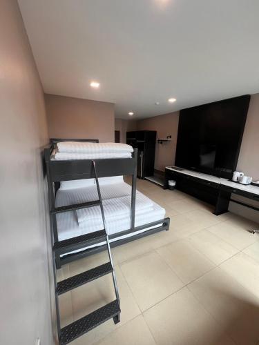 Postel nebo postele na pokoji v ubytování NORN Canalside Bangkok Hotel โรงแรมนอนริมคลอง