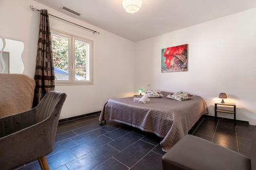 une chambre avec un lit et une fenêtre dans l'établissement Villa piscine 6 personnes-3 chambres-climatisée, à Biguglia