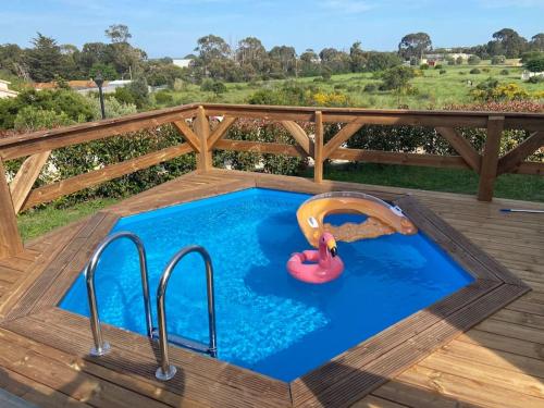 une petite piscine sur une terrasse en bois dans l'établissement Villa piscine 6 personnes-3 chambres-climatisée, à Biguglia