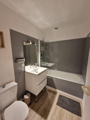 une salle de bain avec toilettes, lavabo et baignoire dans l'établissement Appartement à 100m Plage des Minimes avec internet, à La Rochelle